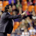 Juan Antonio Pizzi commanding his team against Villarreal