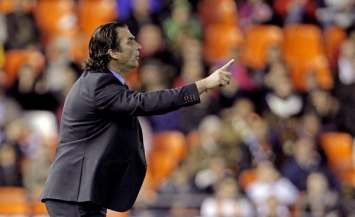 Juan Antonio Pizzi commanding his team against Villarreal