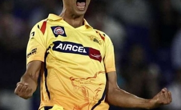 Ashish Nehra - 'Player of the match' vs. Delhi Daredevils