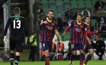 Cesc Fabregas celebrates  his goal next to Neymar and Real Betis' goalkeeper Guillermo Sara at Benito Villamarin.