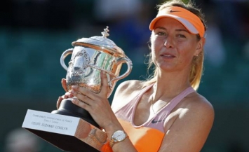 Maria Sharapova with Roland Garros 2014 trophy