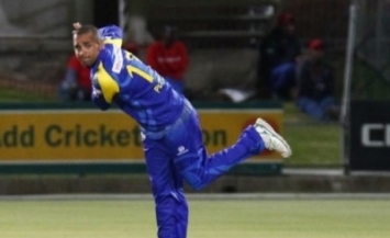 Robin Peterson - Excellent bowling vs. Knights